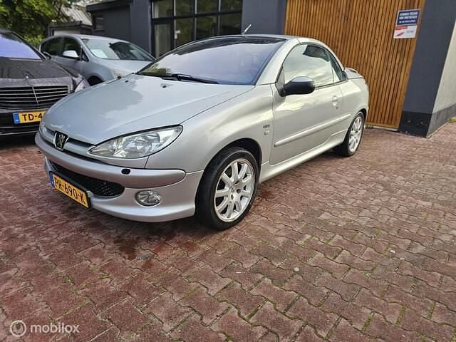 Grijs Gebruikt 2003 Peugeot 206 CC Cabriolet | € 999 (Goede deal) - Afbeelding 1/4