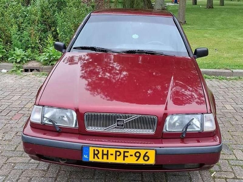 Rood Gebruikt 1997 Volvo 440 Sedan | € 1.250 - Afbeelding 1/4