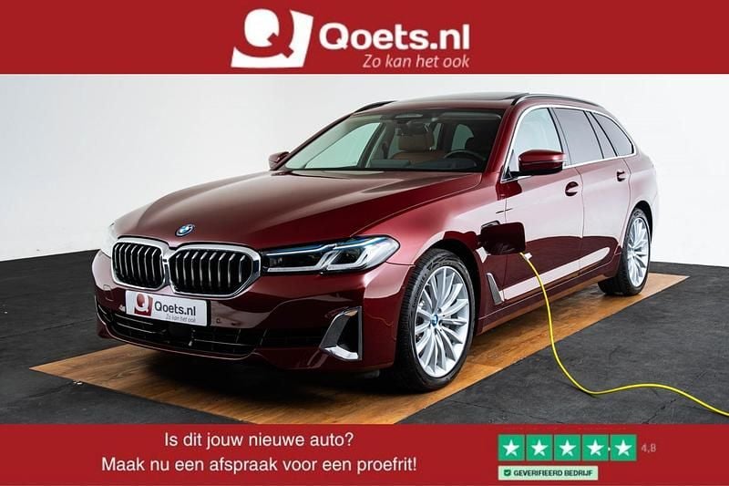 Rood Gebruikt 2022 BMW 530e Comfort Edition Stationwagen | € 40.950 (Super prijs) - Afbeelding 1/4