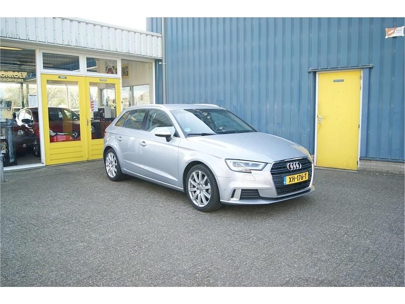 Grijs Gebruikt 2019 Audi A3 Sport Hatchback | € 11.950 (Goede deal) - Afbeelding 1/4