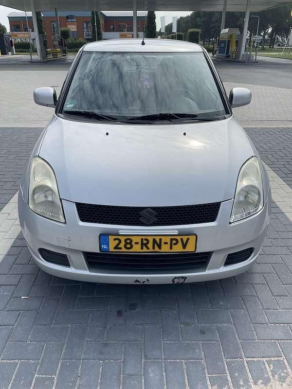 Grijs Gebruikt 2005 Suzuki Swift GLS Hatchback | € 1.000 (Goede deal) - Afbeelding 1/4