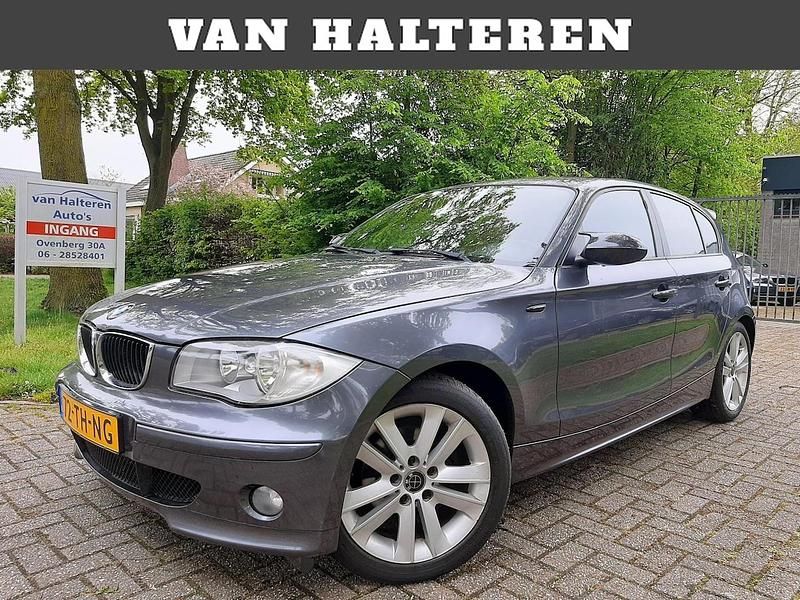 Grijs (metallic) Gebruikt 2006 BMW 120 Hatchback | € 3.699 (Goede deal) - Afbeelding 1/4