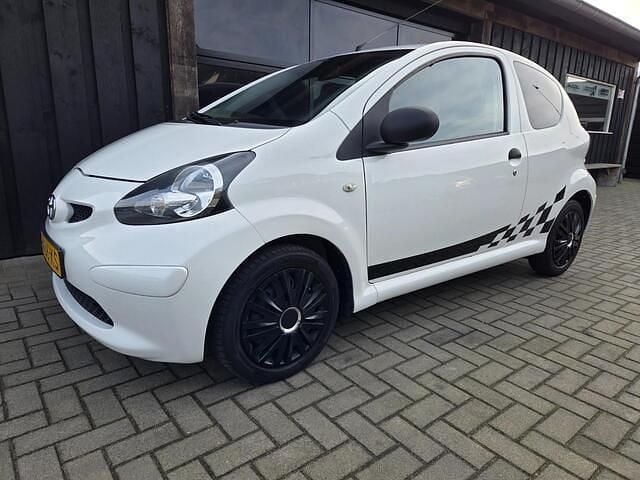 Wit Occasion 2009 Toyota Aygo Hatchback | € 595 (Super prijs) - Afbeelding 1/4