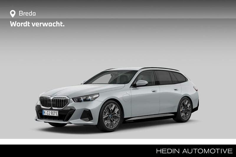 Grijs Occasion 2024 BMW 530e M Sport Stationwagen | € 59.880 (Eerlijke prijs) - Afbeelding 1/4