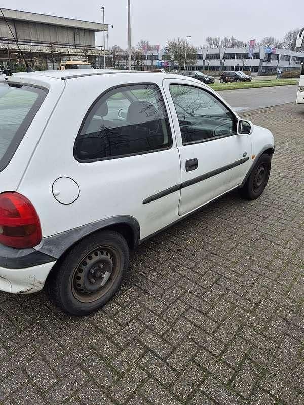 Wit Gebruikt 1998 Opel Corsa Swing Hatchback | € 550 (Goede deal) - Afbeelding 1/4
