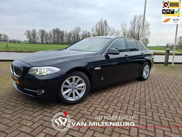 Zwart, metallic lak Occasion 2012 BMW 520 Executive Sedan | € 12.495 (Goede deal) - Afbeelding 1/4
