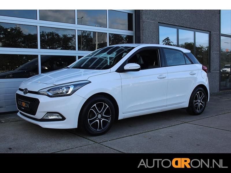 Wit Gebruikt 2015 Hyundai i20 Comfort Hatchback | € 6.795 (Eerlijke prijs) - Afbeelding 1/4