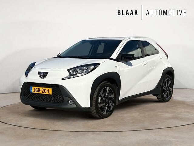 Wit Gebruikt 2023 Toyota Aygo Pulse Hatchback | € 16.995 (Eerlijke prijs) - Afbeelding 1/4
