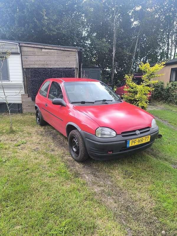Rood Gebruikt 1996 Opel Corsa Hatchback | € 599 (Goede deal) - Afbeelding 1/4