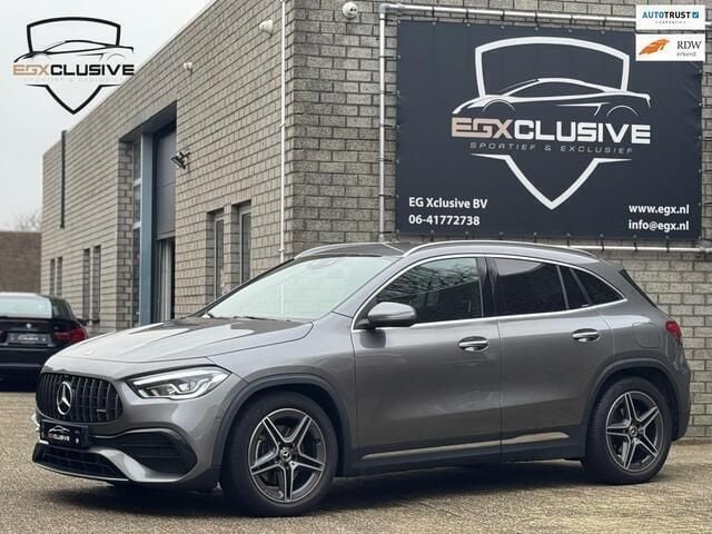 Grijs, metallic lak Gebruikt 2020 Mercedes GLA200 Business SUV | € 32.450 (Super prijs) - Afbeelding 1/4