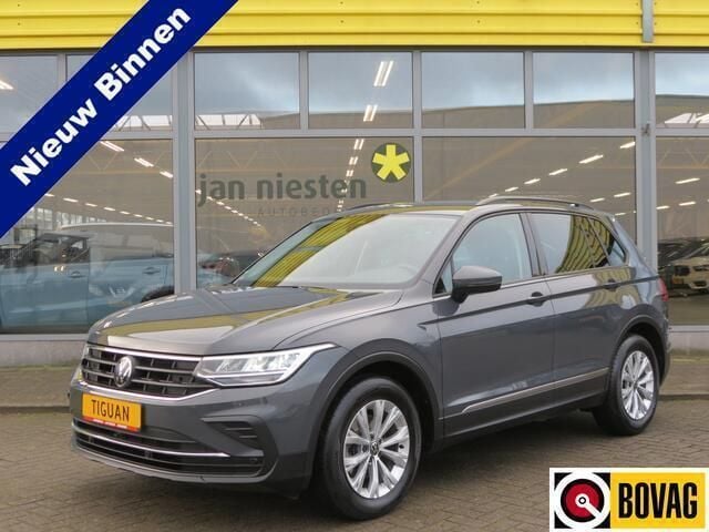 Grijs Gebruikt 2023 VW Tiguan Life SUV | € 34.950 (Super prijs) - Afbeelding 1/4