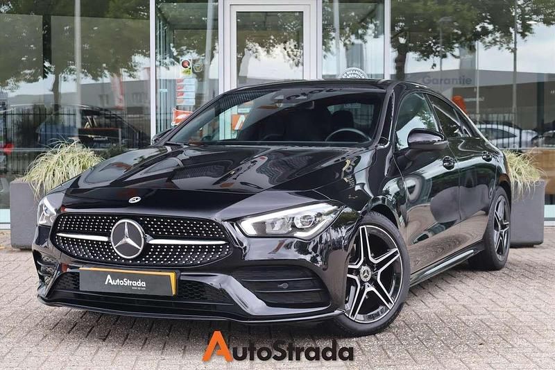 Zwart, metallic lak Gebruikt 2021 Mercedes CLA180 AMG line Sedan | € 29.700 (Eerlijke prijs) - Afbeelding 1/4
