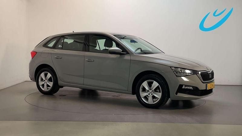 Grijs Gebruikt 2021 Skoda Scala Ambition Hatchback | € 14.750 (Eerlijke prijs) - Afbeelding 1/3