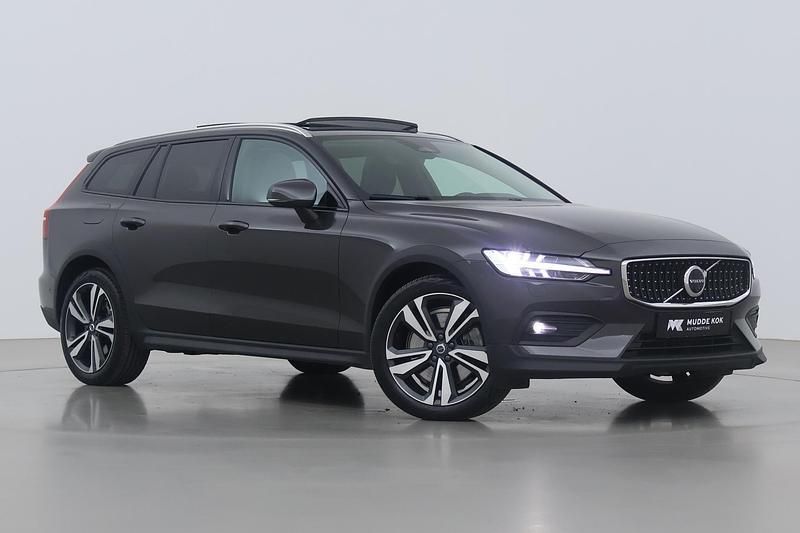 Grijs Gebruikt 2024 Volvo V60 CC Plus Stationwagen | € 59.400 (Eerlijke prijs) - Afbeelding 1/1