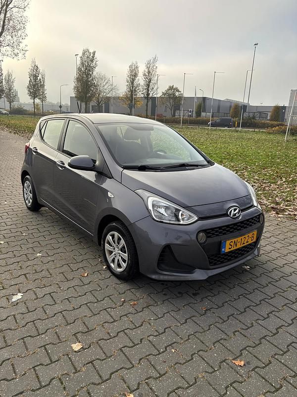 Grijs Gebruikt 2018 Hyundai i10 Comfort Hatchback | € 9.340 (Eerlijke prijs) - Afbeelding 1/3