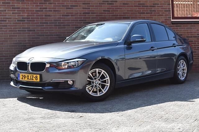 Grijs Gebruikt 2012 BMW 320 Executive Sedan | € 8.949 (Super prijs) - Afbeelding 1/4