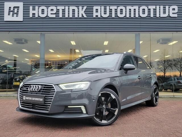 Grijs Gebruikt 2017 Audi A3 Sportback Sport Hatchback | € 15.440 (Eerlijke prijs) - Afbeelding 1/4