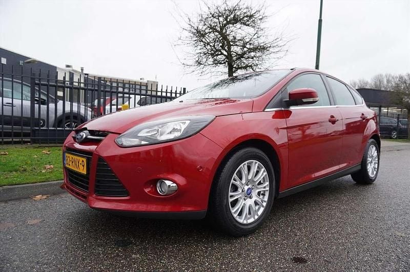 Rood Gebruikt 2011 Ford Focus Titanium Hatchback | € 4.945 (Goede deal) - Afbeelding 1/4
