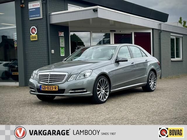 Grijs, metallic lak Gebruikt 2011 Mercedes E250 Elegance Sedan | € 13.950 (Goede deal) - Afbeelding 1/4
