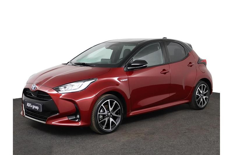Rood Gebruikt 2021 Toyota Yaris Hybrid Executive Hatchback | € 23.950 (Eerlijke prijs) - Afbeelding 1/1