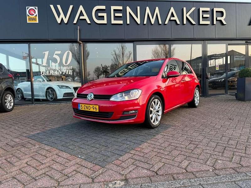 Rood (metallic) Occasion 2015 VW Golf VII Highline Hatchback | € 9.950 (Eerlijke prijs) - Afbeelding 1/4