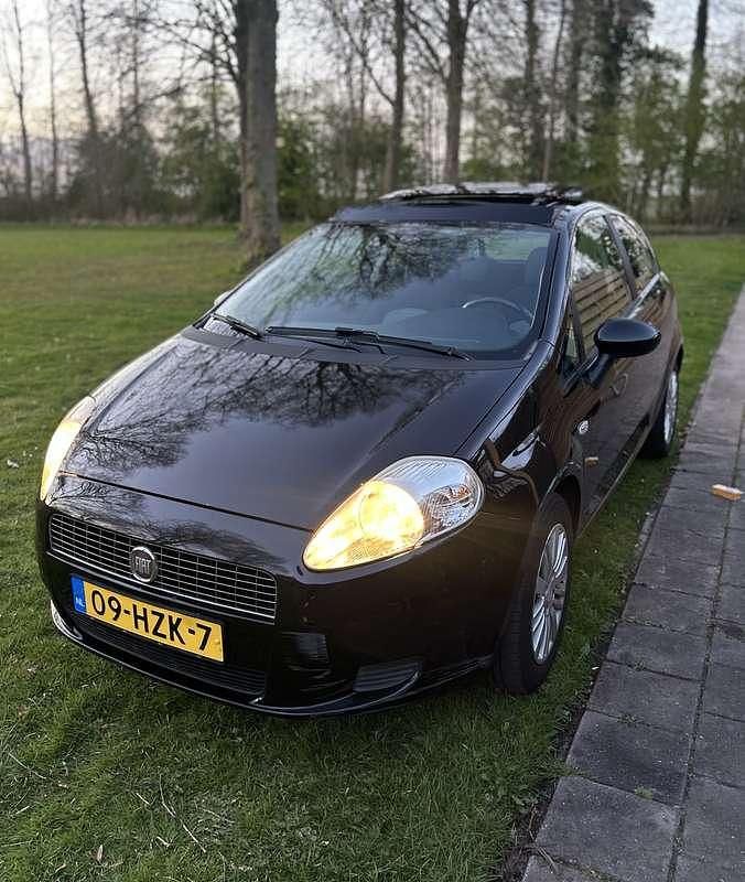Zwart Gebruikt 2009 Fiat Punto Dynamic Hatchback | € 1.300 (Eerlijke prijs) - Afbeelding 1/4