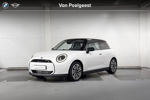 Nanuq white (licht wit) Gebruikt 2024 Mini Cooper SE Classic Hatchback | € 32.900 (Eerlijke prijs) - Afbeelding 1/4