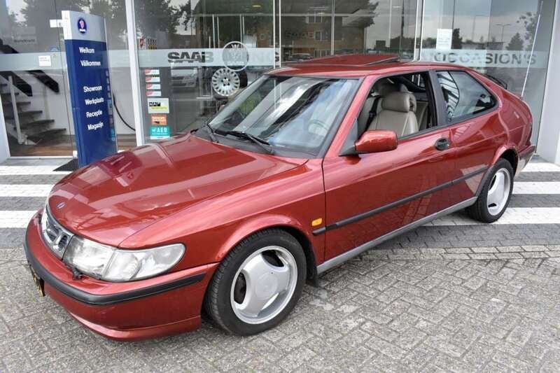Rood, uni/basis lak Gebruikt 1997 Saab 900 Hatchback | € 3.950 - Afbeelding 1/4