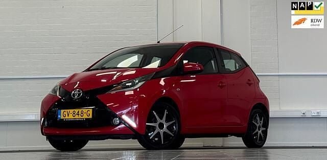 Rood Occasion 2015 Toyota Aygo X-play Hatchback | € 7.344 (Goede deal) - Afbeelding 1/3