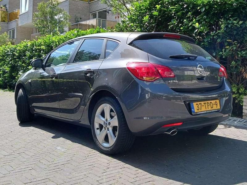 Grijs Gebruikt 2012 Opel Astra Edition MPV | € 8.450 (Eerlijke prijs) - Afbeelding 1/4