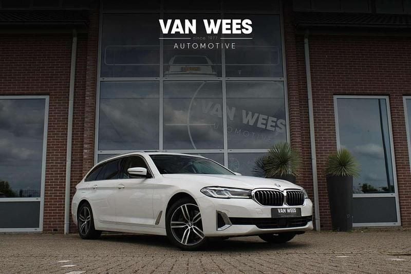 Wit Gebruikt 2021 BMW 540 Executive Stationwagen | € 44.950 (Goede deal) - Afbeelding 1/3