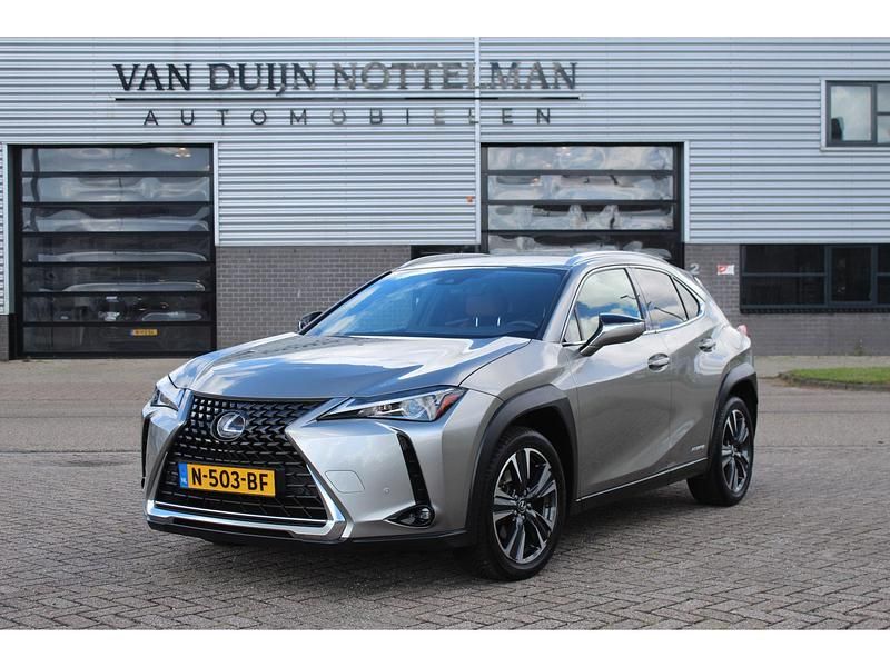 Grijs Gebruikt 2019 Lexus UX Luxury Line SUV | € 25.950 (Eerlijke prijs) - Afbeelding 1/4