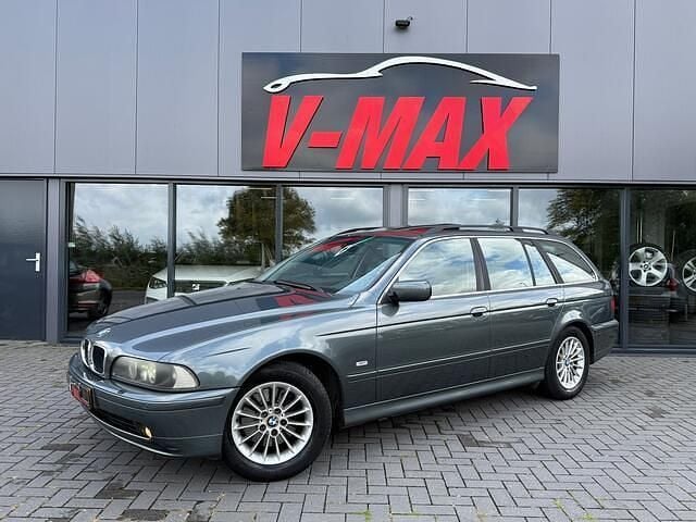 Grijs Gebruikt 2002 BMW 530 Lifestyle Stationwagen | € 6.499 - Afbeelding 1/4