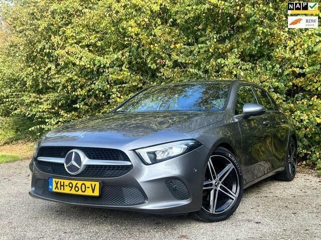 Grijs Gebruikt 2019 Mercedes A180 Business Hatchback | € 17.950 (Eerlijke prijs) - Afbeelding 1/4