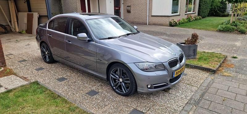 Grijs Gebruikt 2011 BMW 335 Luxury Line Sedan | € 16.999 (Duur) - Afbeelding 1/4