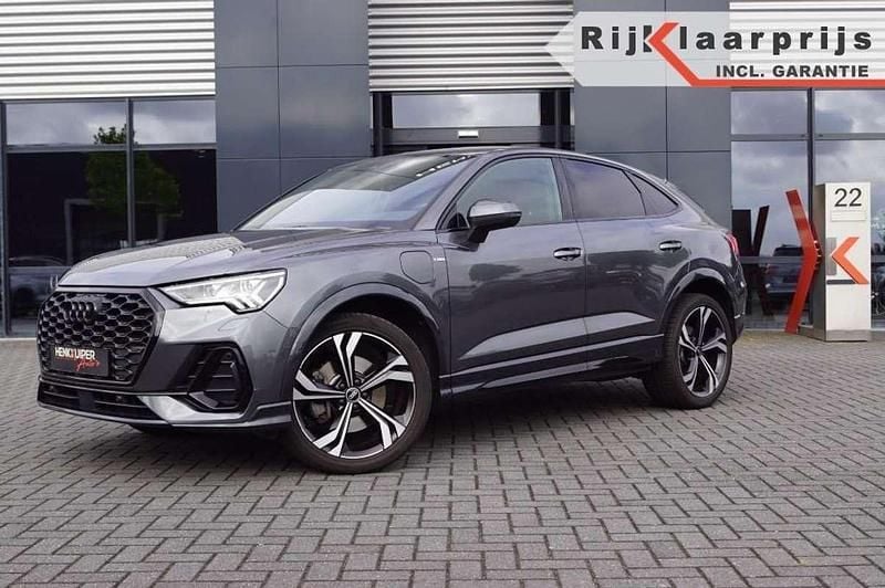 Grijs, metallic lak Gebruikt 2021 Audi Q3 S-Line SUV | € 43.950 - Afbeelding 1/4