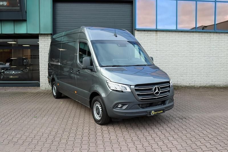 Grijs Gebruikt 2023 Mercedes Sprinter Van | € 51.500 - Afbeelding 1/4