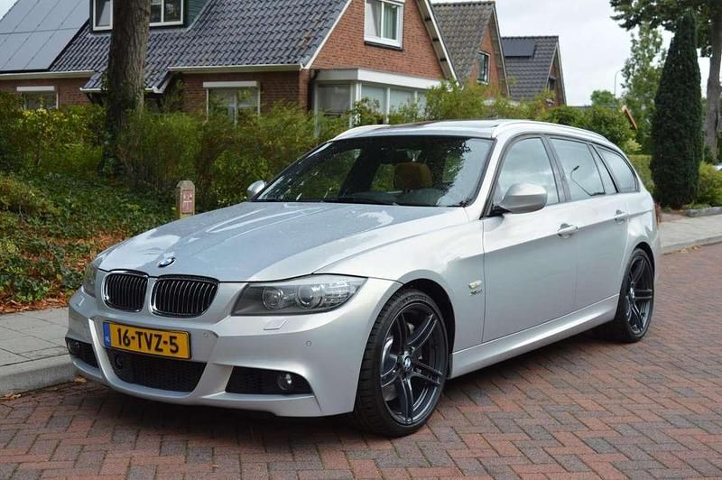 Grijs, metallic lak Gebruikt 2012 BMW 335 M Sport Stationwagen | € 17.995 (Eerlijke prijs) - Afbeelding 1/4