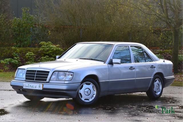Grijs Gebruikt 1993 Mercedes E200 Sedan | € 5.900 - Afbeelding 1/4