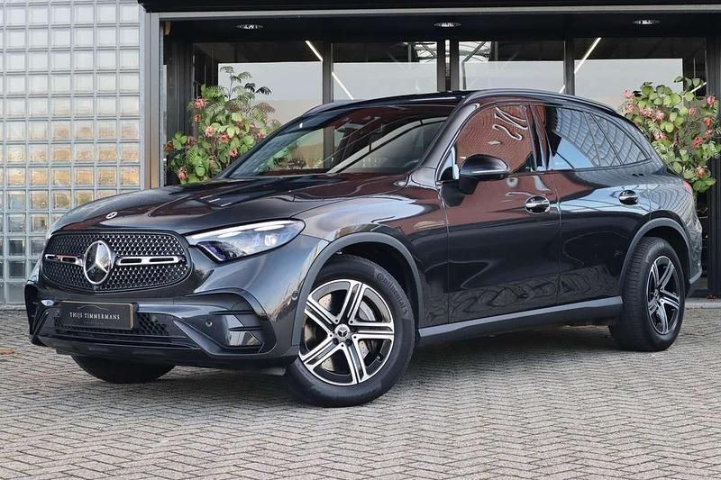 Grijs (metallic) Gebruikt 2022 Mercedes GLC200 AMG line SUV | € 62.500 - Afbeelding 1/4