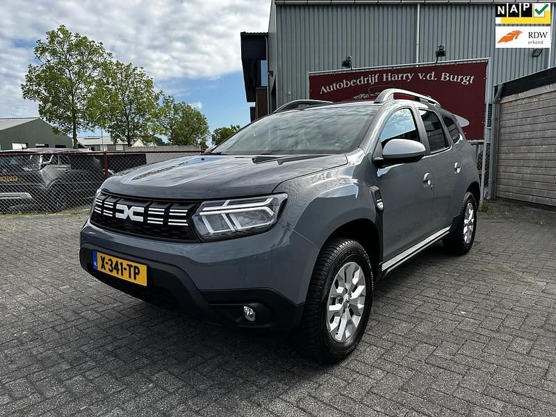 Grijs Gebruikt 2024 Dacia Duster Essentiel SUV | € 22.950 (Eerlijke prijs) - Afbeelding 1/4