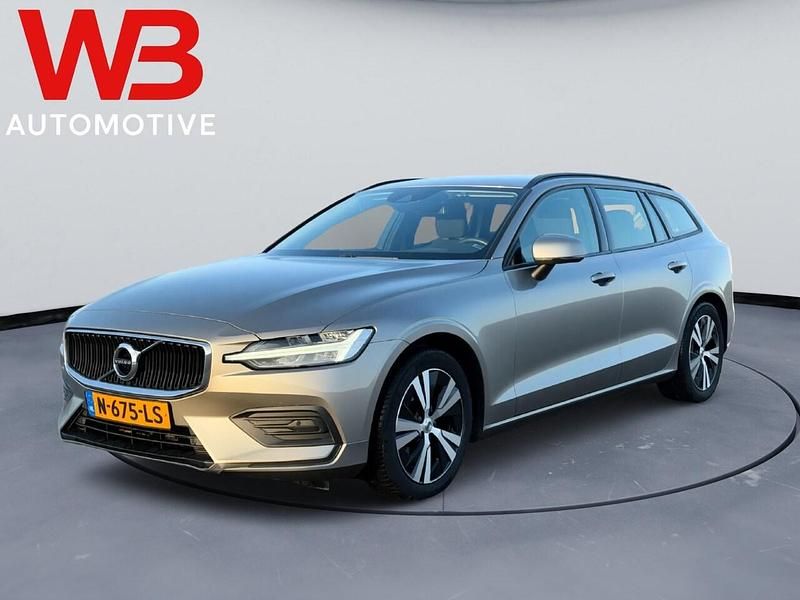 Goud (metallic) Occasion 2021 Volvo V60 Momentum Stationwagen | € 20.999 (Eerlijke prijs) - Afbeelding 1/4