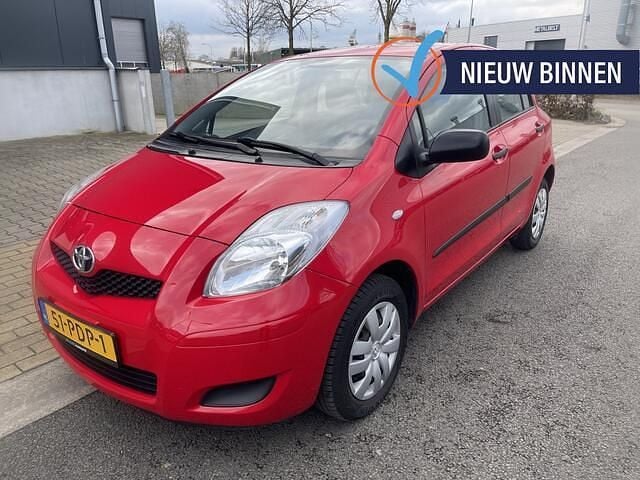 Rood Occasion 2011 Toyota Yaris Hatchback | € 3.998 (Eerlijke prijs) - Afbeelding 1/4