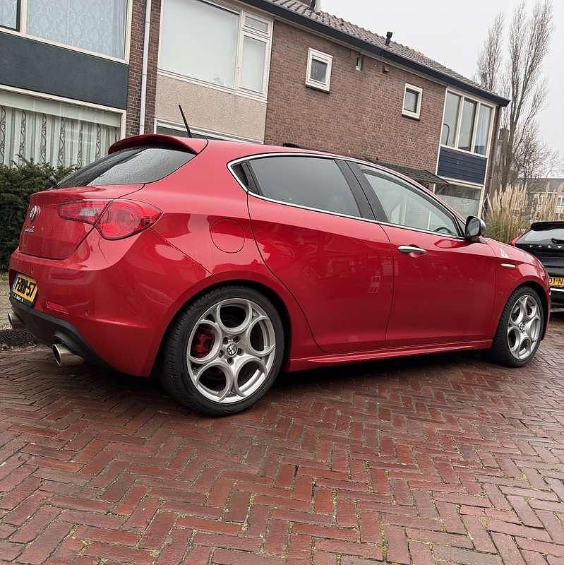 Occasion Alfa Romeo Giulietta Turismo 170 PK (125 kW) 2015 Rood Hatchback