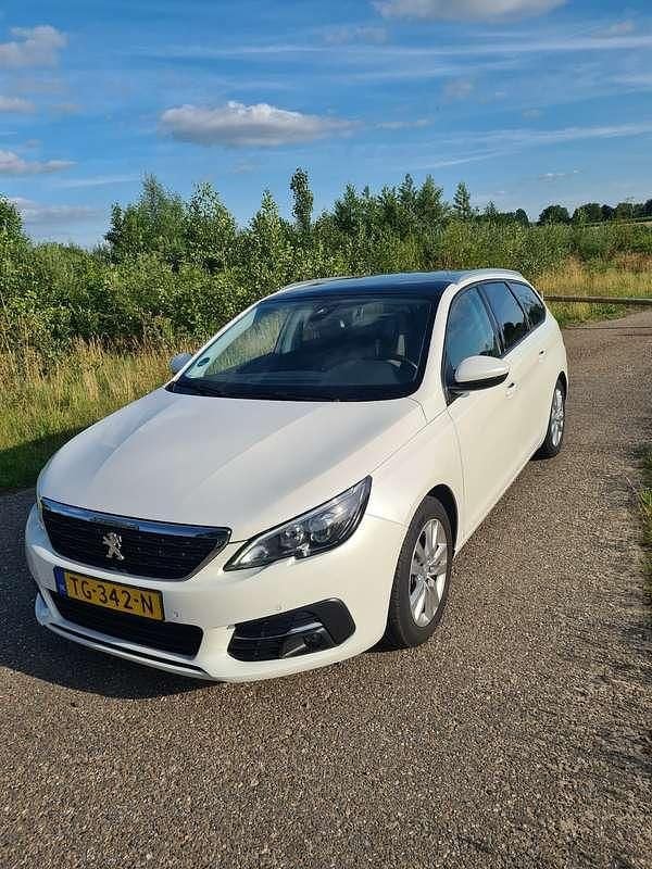 Wit Gebruikt 2018 Peugeot 308 MPV | € 10.995 (Eerlijke prijs) - Afbeelding 1/4