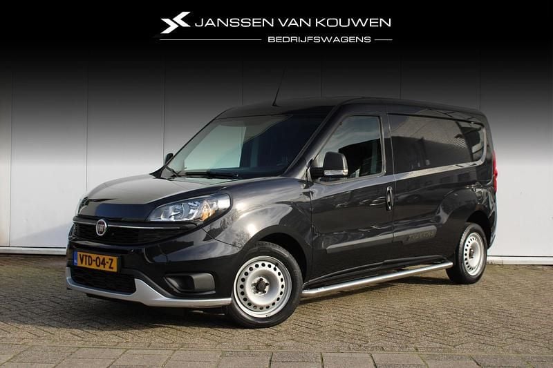 Zwart Gebruikt 2023 Fiat Doblò Trekking MPV | € 14.395 (Eerlijke prijs) - Afbeelding 1/4