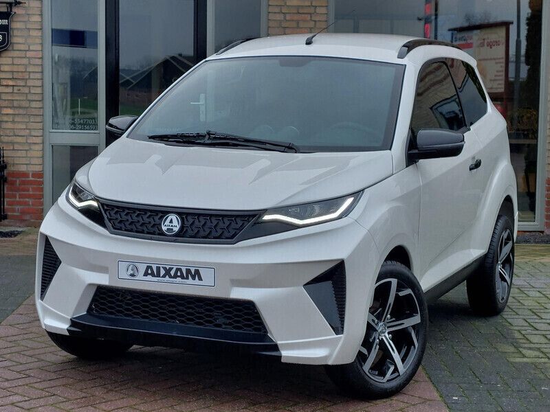 Wit Nieuw 2025 Aixam e-Crossover Hatchback | € 21.422 - Afbeelding 1/4