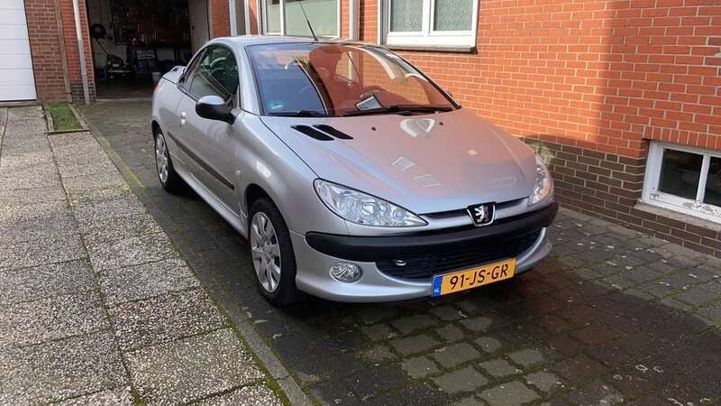 Grijs Gebruikt 2002 Peugeot 206 Cabriolet | € 1.950 (Eerlijke prijs) - Afbeelding 1/4