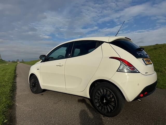 Wit Gebruikt 2014 Lancia Ypsilon Hatchback | € 4.750 (Eerlijke prijs) - Afbeelding 1/4