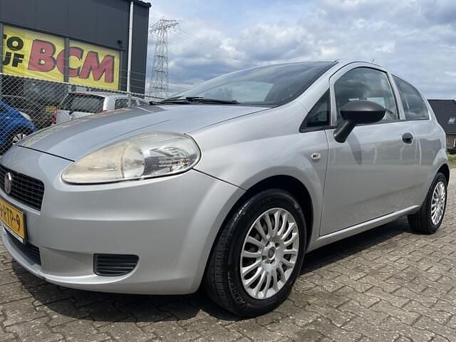 Grijs Occasion 2011 Fiat Grande Punto Hatchback | € 999 (Goede deal) - Afbeelding 1/4